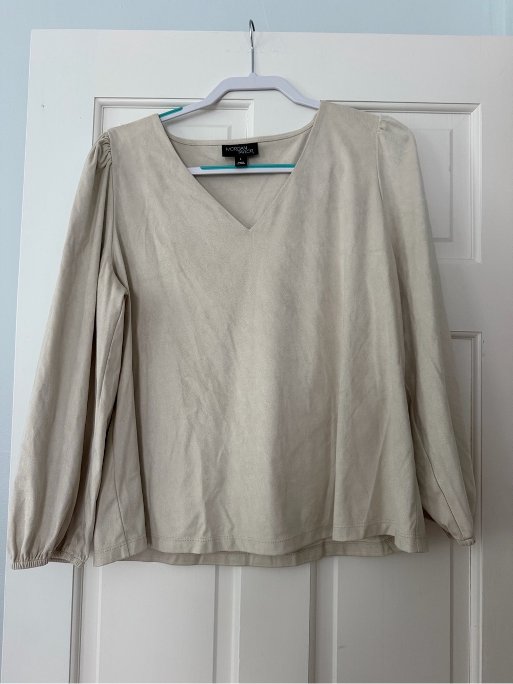 Morgan Taylor Light Cream V-Neck Long Sleeve Top